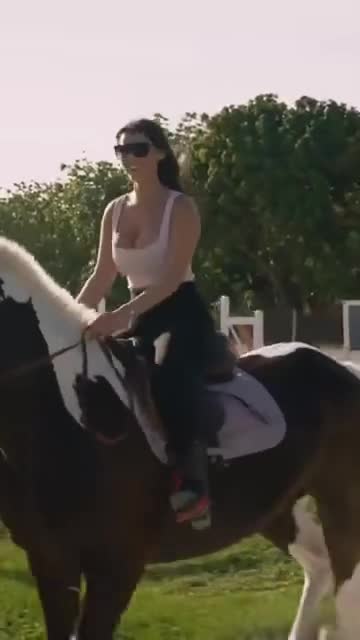 When a calm afternoon turned into a heart-racing moment—thanks to one fearless girl and her spirited horse.