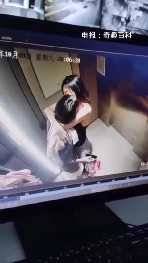 🌙The Elevator Surprise That Left the Camera Guard Speechless😂