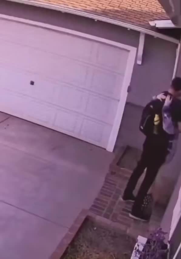 Every evening, she waits by the door… and what happens next will melt your heart ❤️